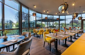 Café da manhã com buffet todos os dias (EUR 12 por pessoa) 