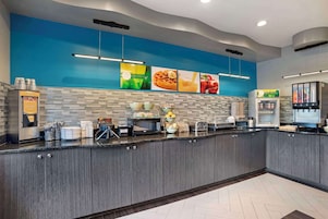 Café da manhã para viagem grátis todos os dias