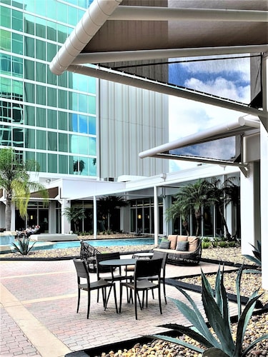 DoubleTree by Hilton at the Entrance to Universal Orlando