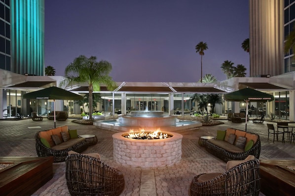 Courtyard - DoubleTree by Hilton at the Entrance to Universal Orlando (Orlando)