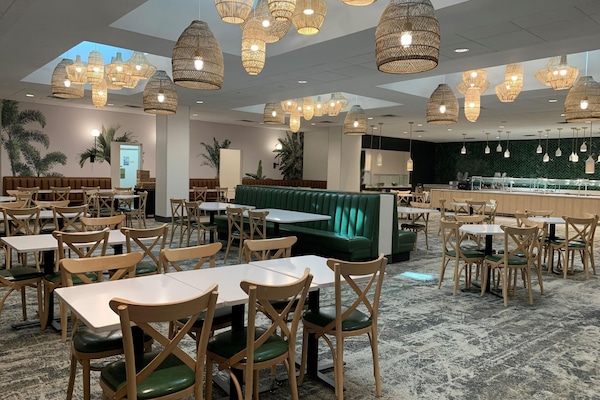 2 restaurants, breakfast served