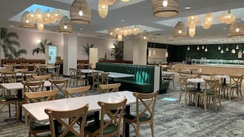 2 restaurantes; se sirven desayunos