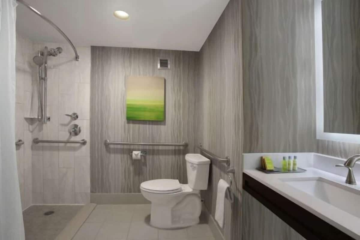 Badezimmer | Kostenlose Toilettenartikel, Haartrockner, Handtücher, Seife