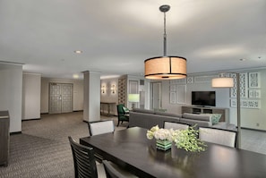 Suite, 2 chambres | Coffres-forts dans les chambres, bureau
