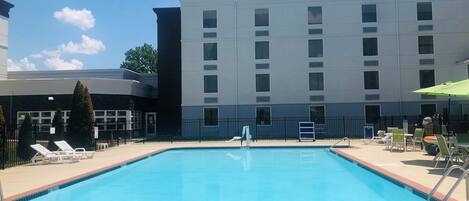 حمّام سباحة خارجي موسمي