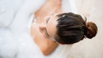 Suíte, 1 cama King (Whirlpool Tub) | Banheiro | Chuveiro/banheira combinados, produtos de toalete biodegradáveis
