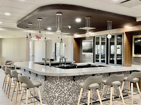 Bar (en la propiedad). Holiday Inn Lansdale - Hatfield by IHG