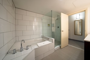 Suite, 1 cama de matrimonio grande (Whirlpool Tub) | Caja fuerte, escritorio, cortinas opacas y tabla de planchar con plancha