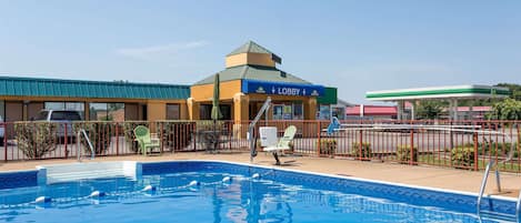 Una piscina al aire libre de temporada