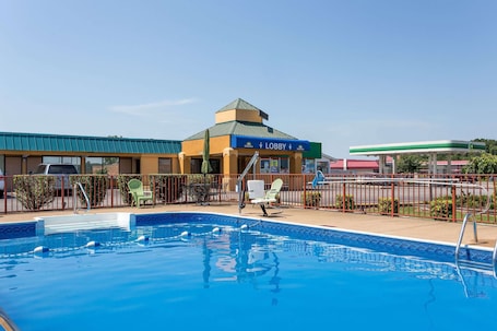 Una piscina al aire libre de temporada