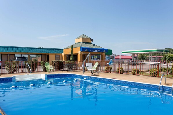 Una piscina al aire libre de temporada
