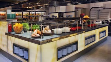 Desayuno completo (USD 27.76 por persona)