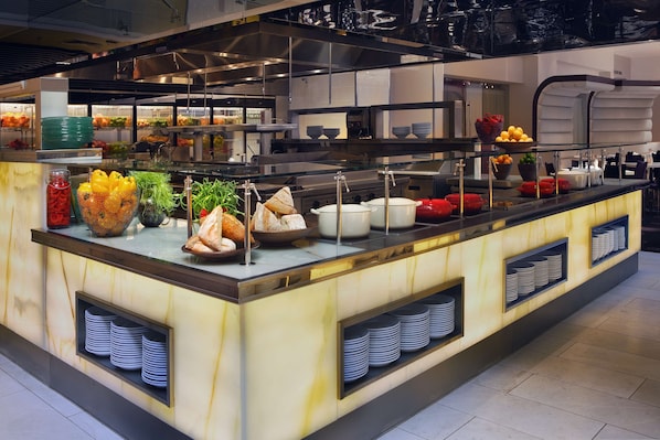 Petit déjeuner complet (27.76 USD par personne)