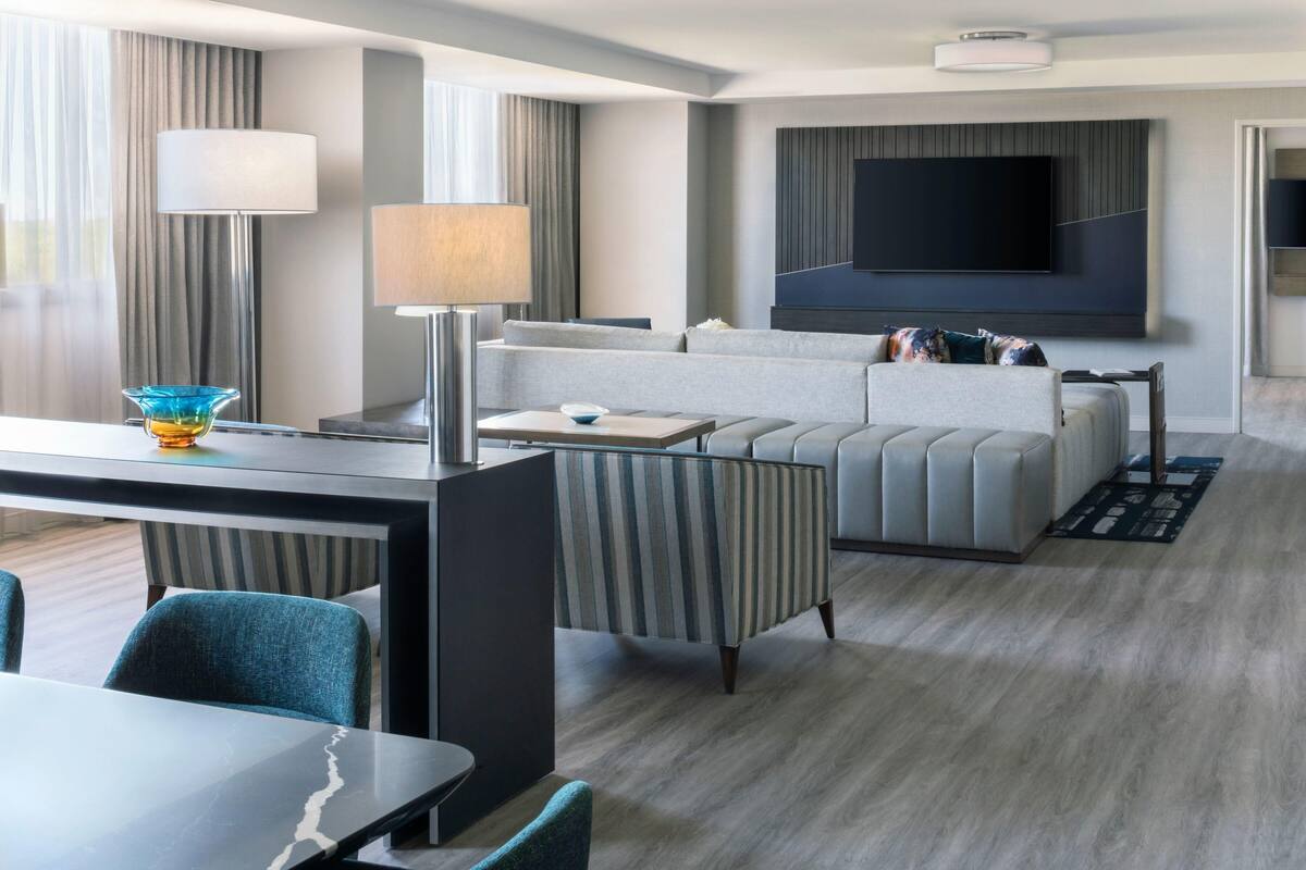 Premium bedding, in-room safe, desk, laptop workspace