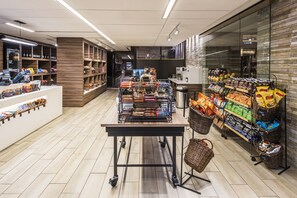 朝食、ランチ、ディナーに営業