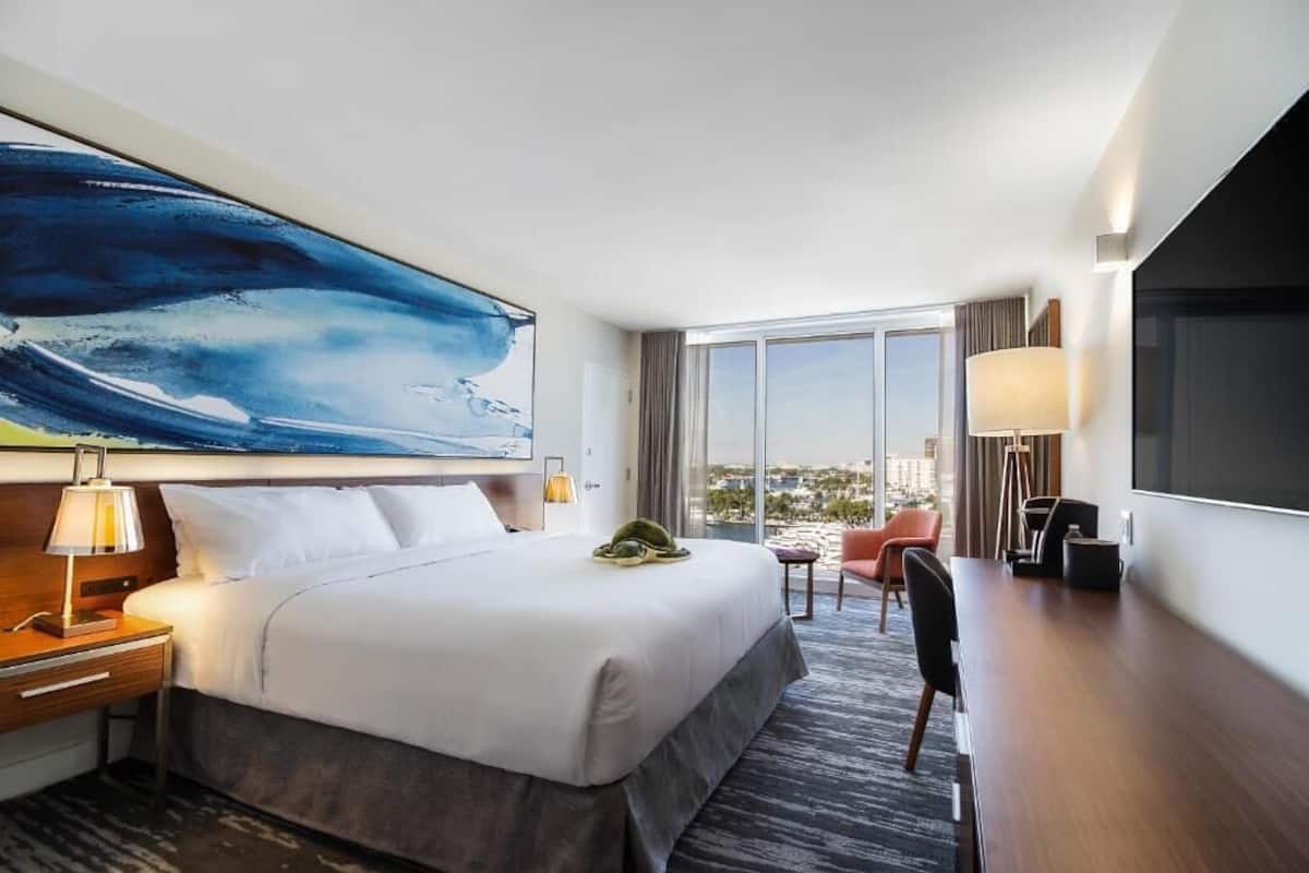 Phòng, 1 giường cỡ king, quang cảnh bến du thuyền, cao tầng (Stunning Intracoastal View King Bed R) | Bộ đồ giường cao cấp, chăn bông, nệm có lớp đệm bông