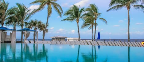 2 piscines extérieures, parasols de plage, chaises longues