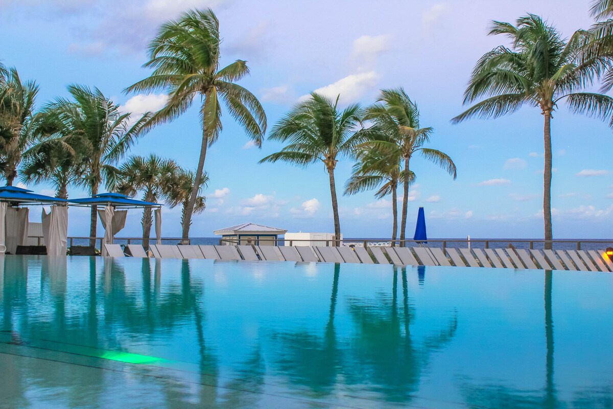 2 piscines extérieures, parasols, chaises longues