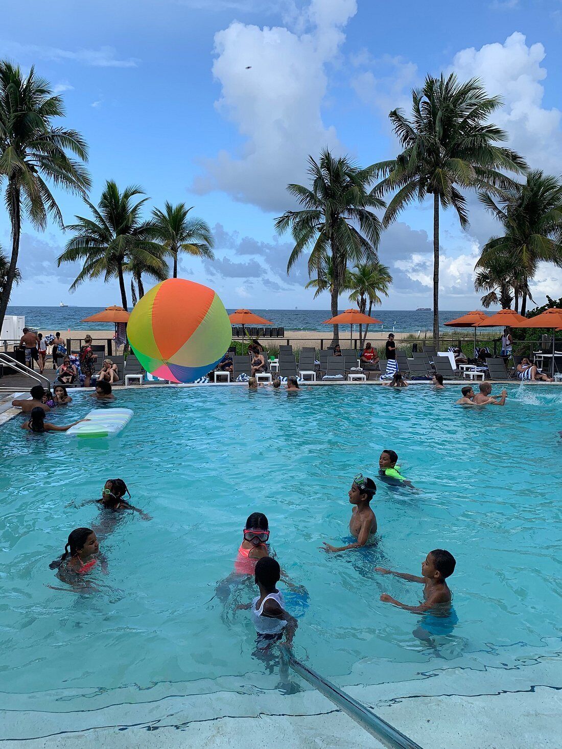 2 室外游泳池，收费帐篷屋，池畔遮阳伞