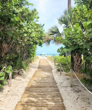 Playa privada, playa de arena blanca, camastros y sombrillas