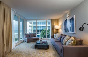 Premium bedding, down duvets, pillow-top beds, in-room safe - B Ocean Resort Fort Lauderdale Beach (Fort Lauderdale)