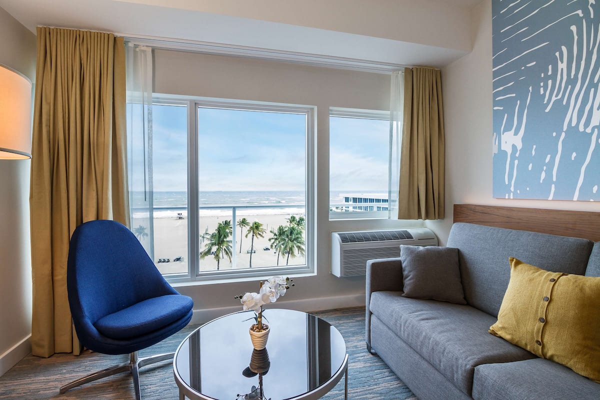 Phòng, 1 giường cỡ king, quang cảnh biển, cao tầng (Chic Ocean View King Bed Room) | Bộ đồ giường cao cấp, chăn bông, nệm có lớp đệm bông
