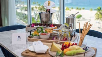 3 restaurants; breakfast, lunch, and dinner served