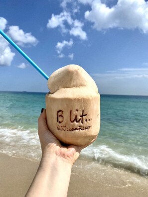 Private beach, white sand, sun-loungers, beach umbrellas - B Ocean Resort Fort Lauderdale Beach (Fort Lauderdale)