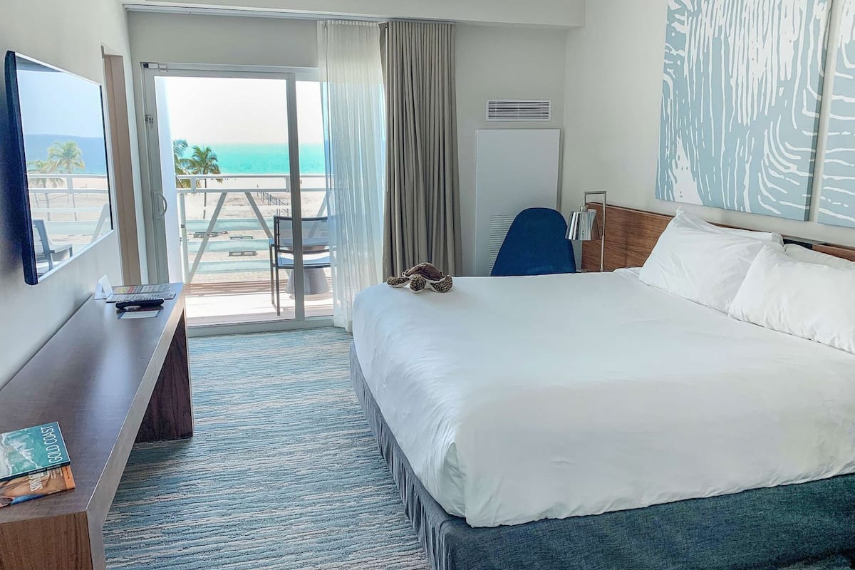 Ylelliset vuodevaatteet, untuvapeitot, pillowtop-patjalliset sängyt