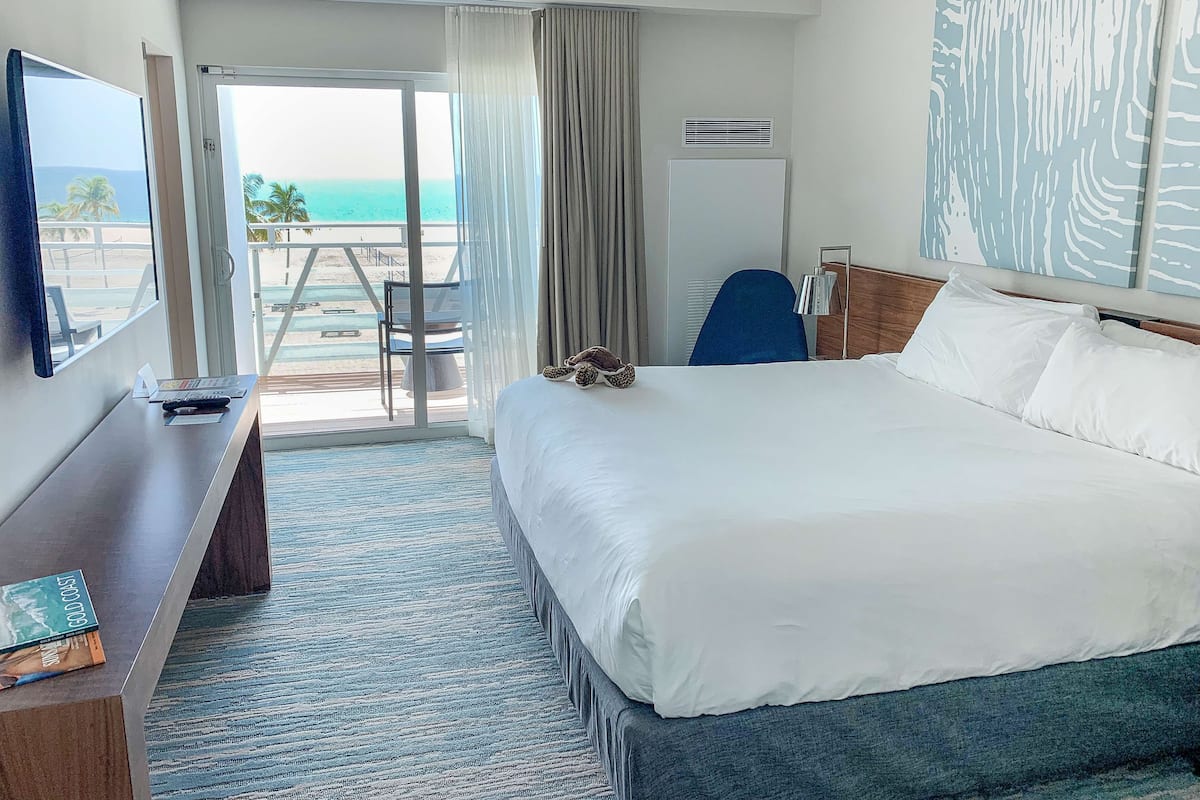 Phòng, 1 giường cỡ king, ban công, sát bãi biển (Stunning Ocean Front Balcony King Bed) | Bộ đồ giường cao cấp, chăn bông, nệm có lớp đệm bông