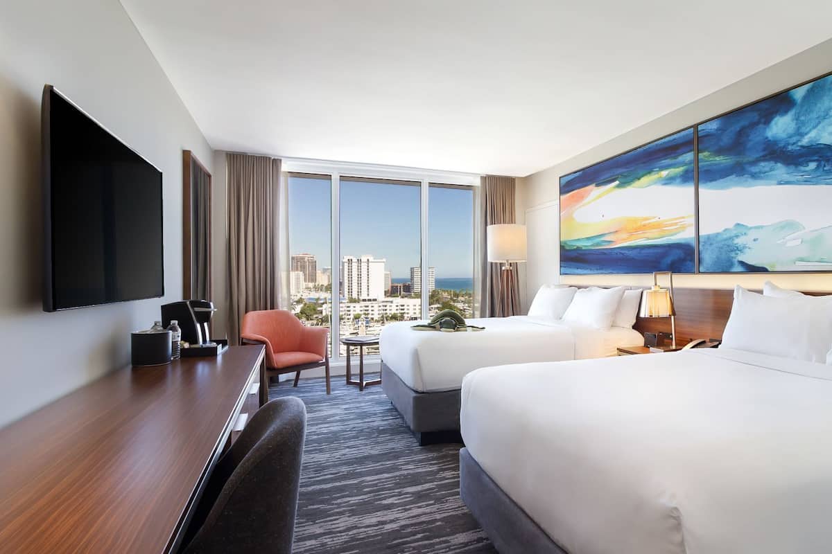 Phòng, 2 giường đôi, quang cảnh bến du thuyền, cao tầng (Chic Intracoastal View Two Full Beds) | Bộ đồ giường cao cấp, chăn bông, nệm có lớp đệm bông