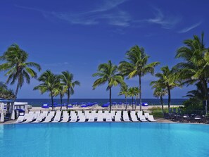 2 piscinas al aire libre, sombrillas, sillones reclinables de piscina