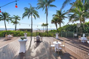 2 piscinas al aire libre, sombrillas, sillones reclinables de piscina