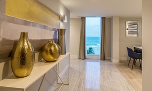 Attico, 1 letto king con divano letto, fronte oceano | Biancheria da letto di alta qualità, copriletto in piuma