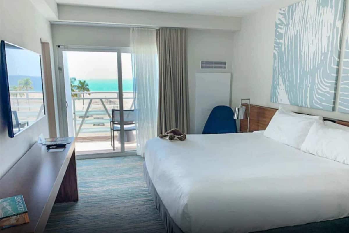 Ylelliset vuodevaatteet, untuvapeitot, pillowtop-patjalliset sängyt