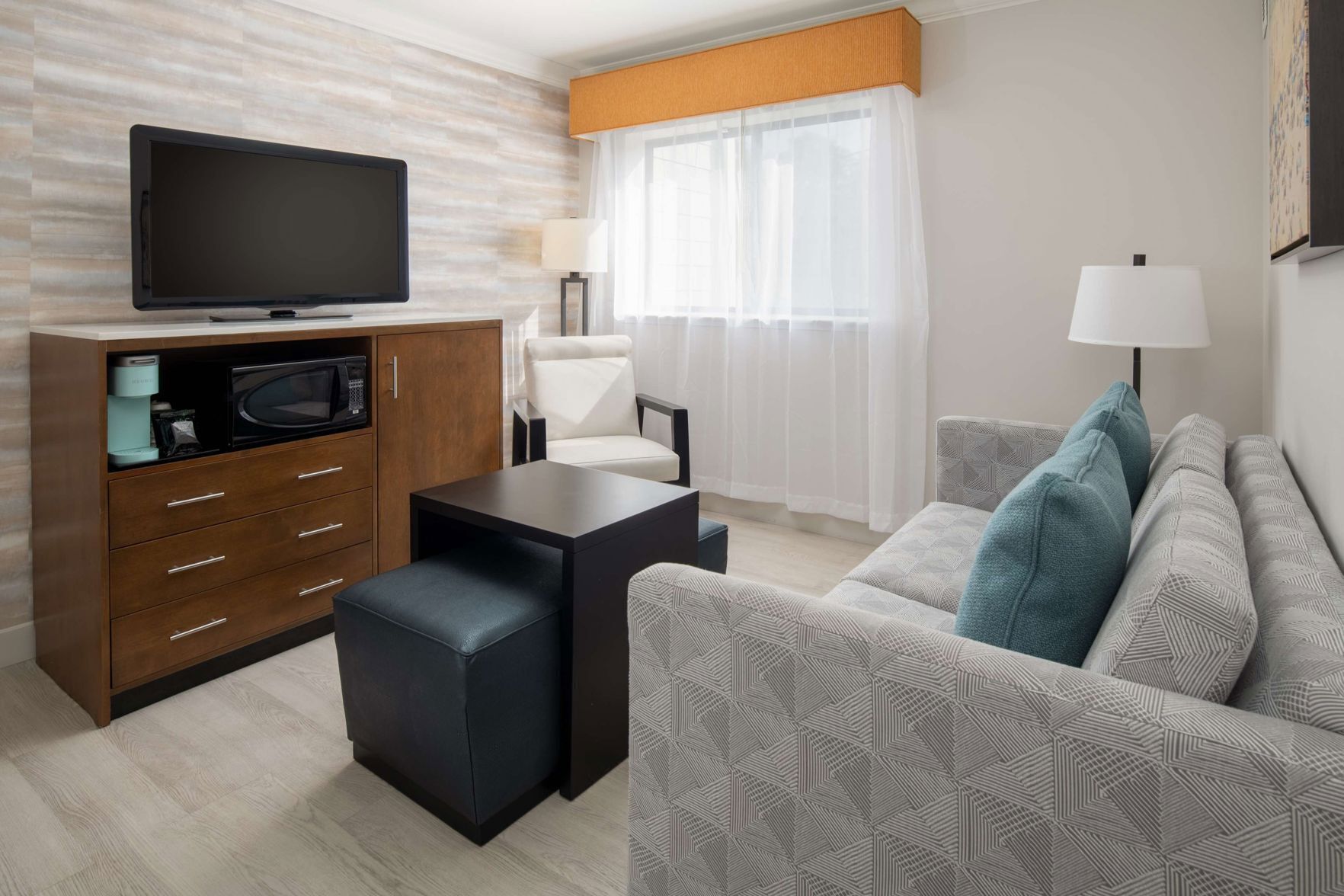 منطقة المعيشة | تلفزيون بحجم 50-بوصة يعرض قنوات تلفزيونية باشتراك مدفوع