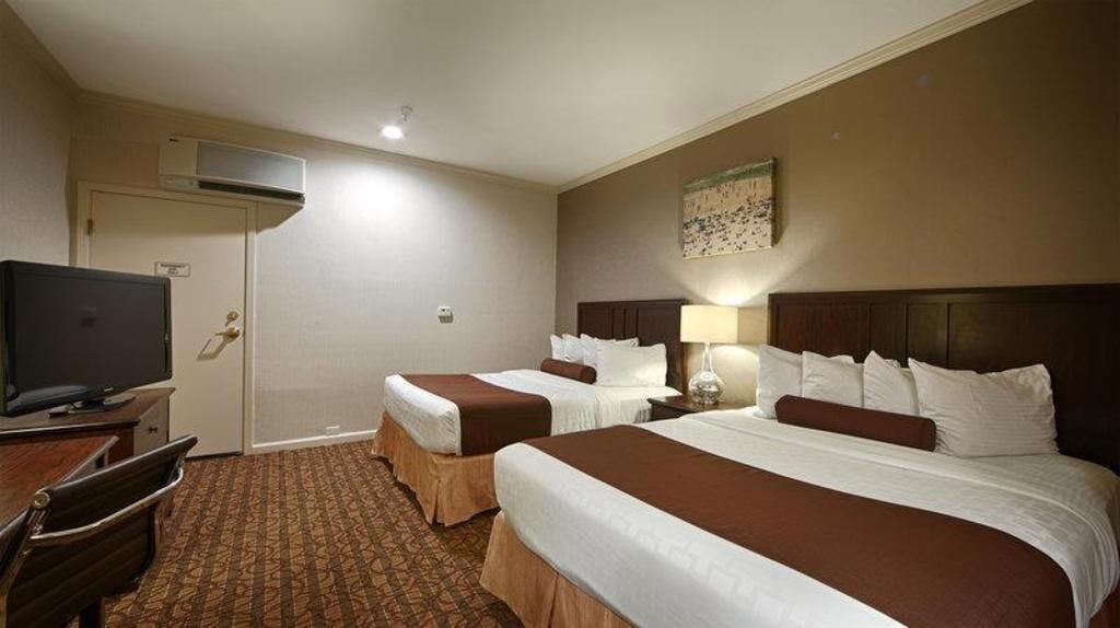 خزنة داخل الغرفة وبديكورات فريدة لكل غرفة وطراز فريد لكل وحدة ومكتب