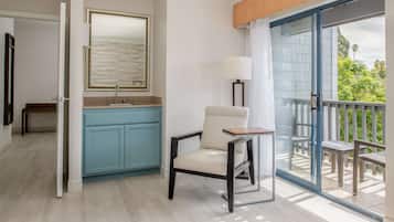 Suite, 1 trÚs grand lit, non-fumeurs, balcon | Coffres-forts dans les chambres, décoration personnalisée