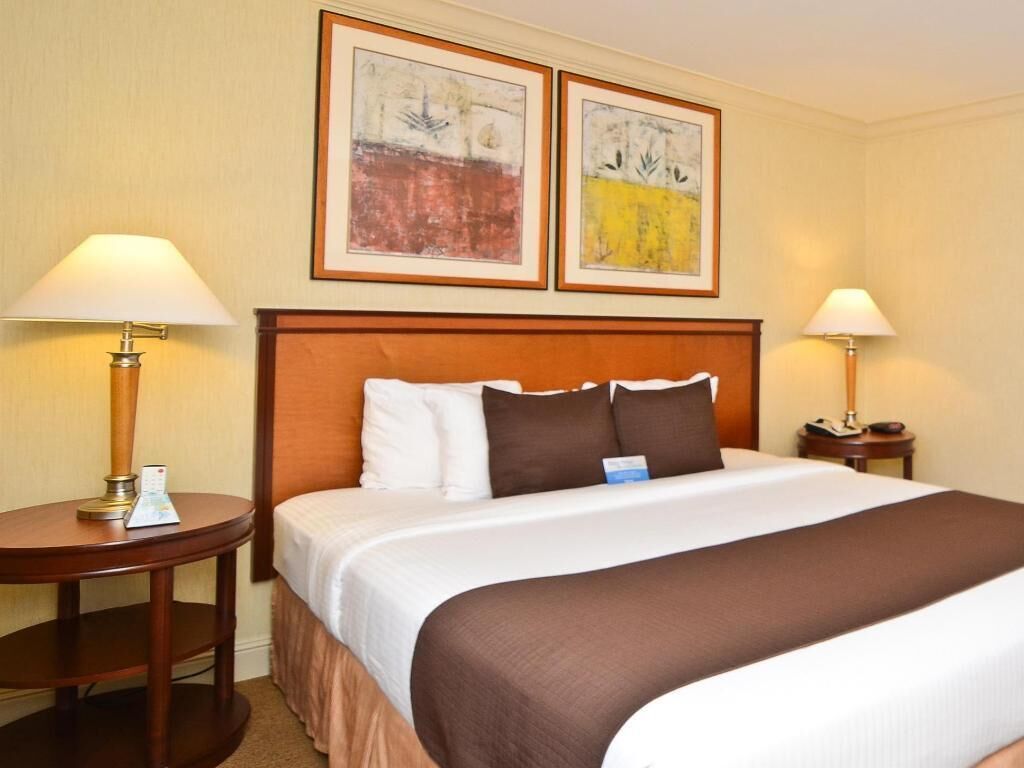 خزنة داخل الغرفة وبديكورات فريدة لكل غرفة وطراز فريد لكل وحدة ومكتب