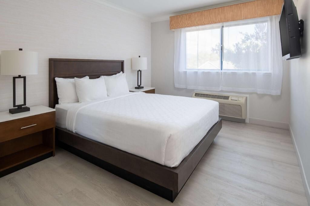 خزنة داخل الغرفة وبديكورات فريدة لكل غرفة وطراز فريد لكل وحدة ومكتب