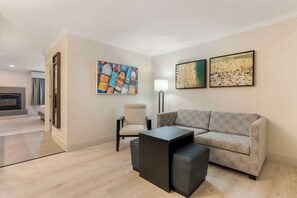 Suite, 1 cama King size, para no fumadores, refrigerador y microondas (Living Room;with Sofabed) | Caja de seguridad en la habitación y decoración personalizada 