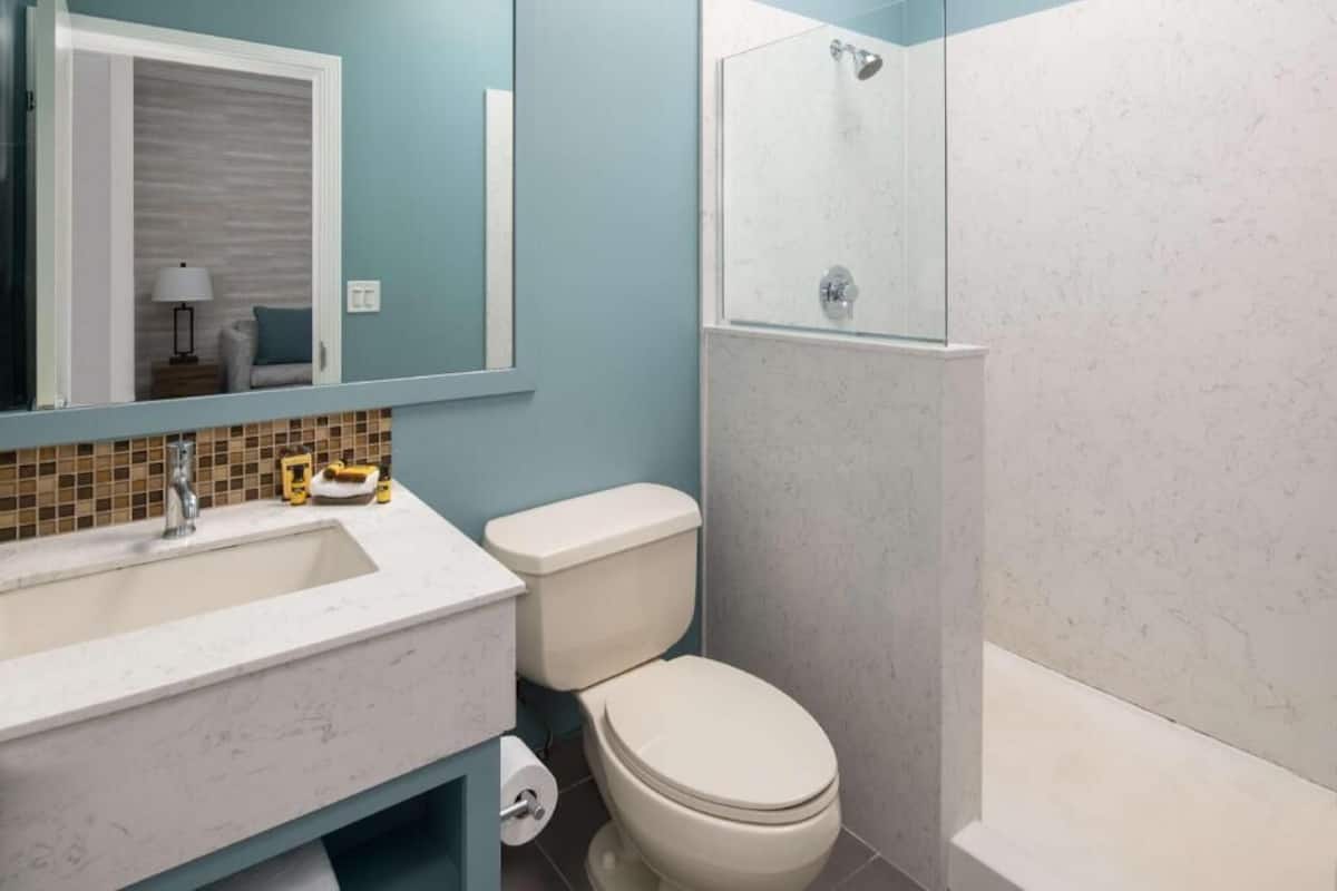 Kylpyhuone | Ympäristöystävälliset hygieniatuotteet, hiustenkuivaaja, pyyhkeet