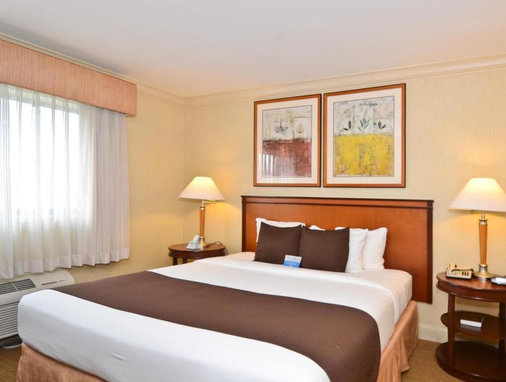 خزنة داخل الغرفة وبديكورات فريدة لكل غرفة وطراز فريد لكل وحدة ومكتب