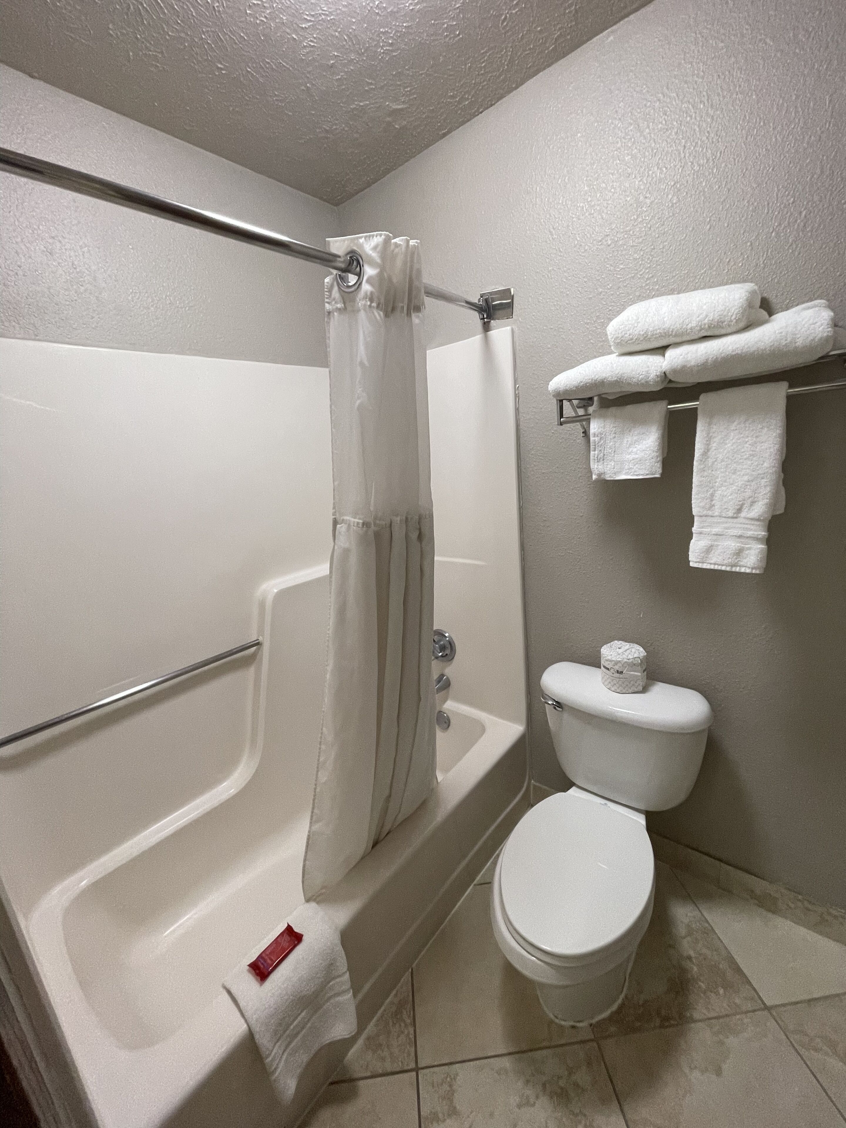 Een bad/douchecombinatie, gratis toiletartikelen, een haardroger
