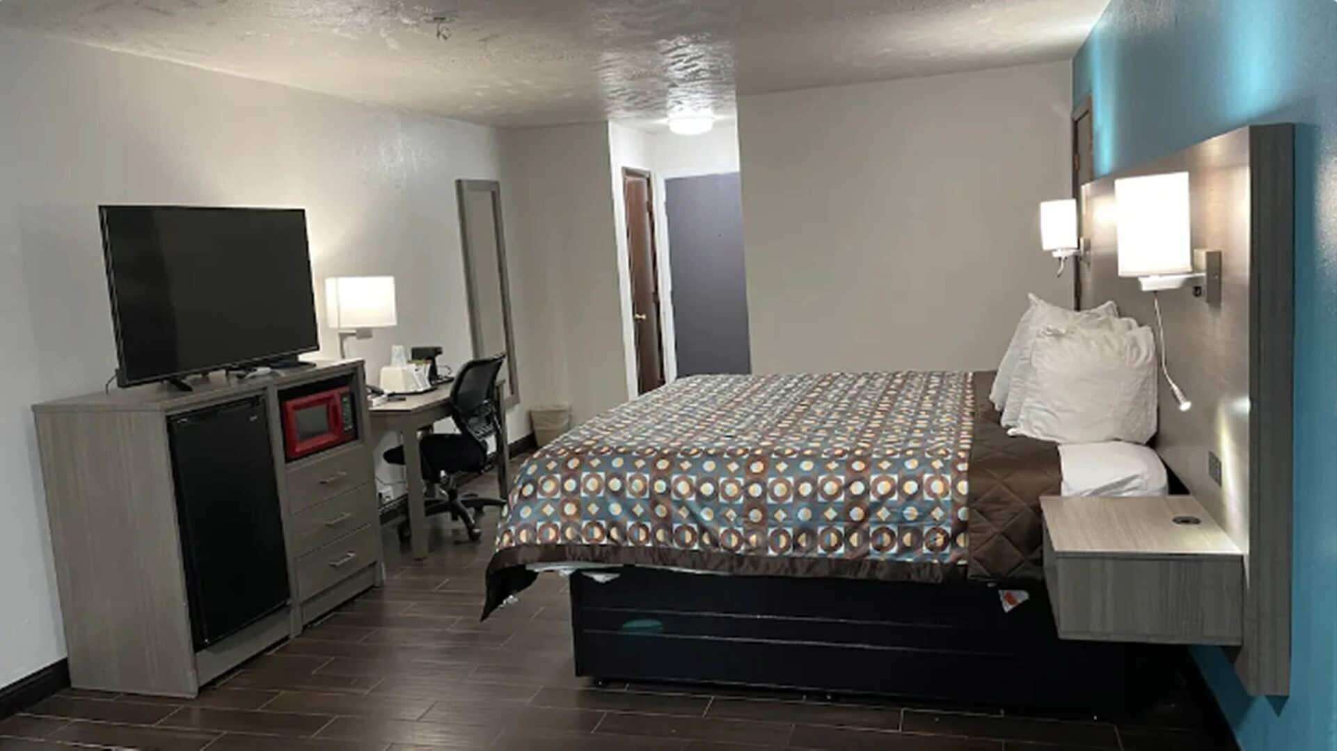 Cortinas opacas, tabla de planchar con plancha, cunas gratuitas