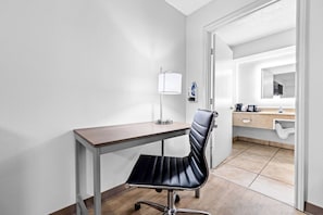 Habitación, 2 camas Queen size, con acceso para personas discapacitadas, para no fumadores | Tabla de planchar con plancha, cunas gratuitas y camas extra