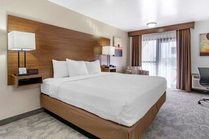 Skrivebord, strykejern/-brett og barnesenger (inkludert)