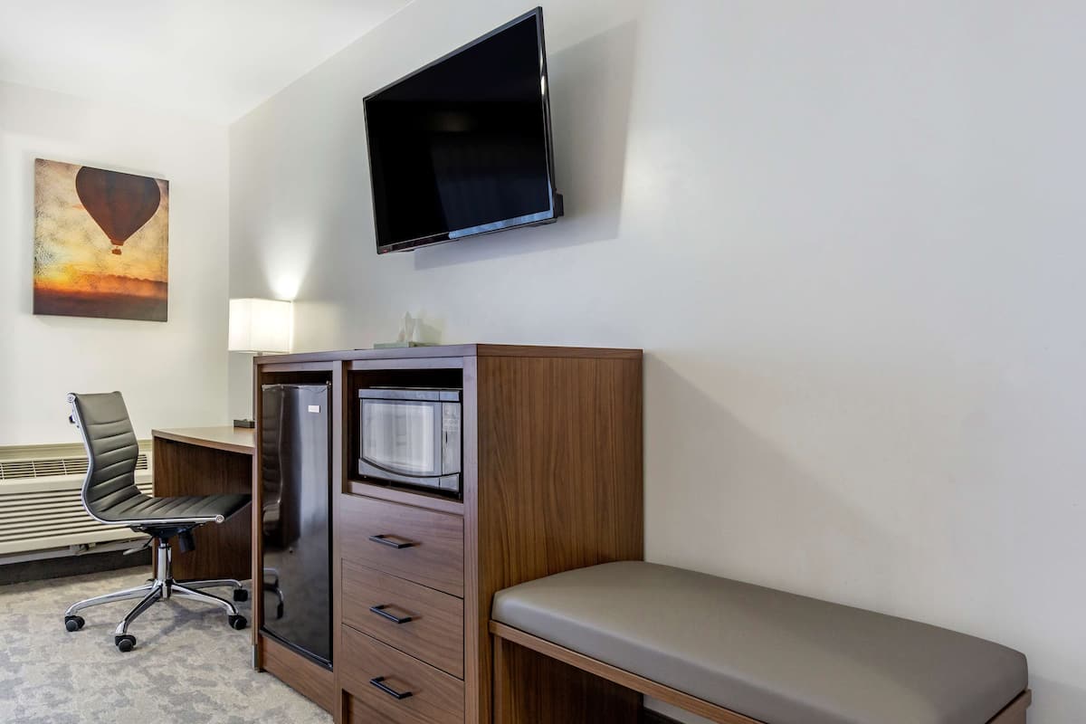 1 bedroom, desk, iron/ironing board, free cots/infant beds