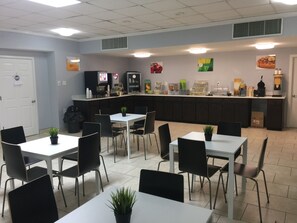 Desayuno completo gratuito y diario