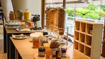 Desayuno buffet diario (EUR 18 por persona)